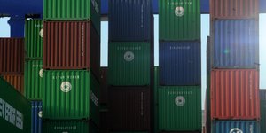 Κοντέινερ με εξαγώγιμα προϊόντα στο λιμάνι του Πειραιά/Φωτογραφία: Eurokinissi