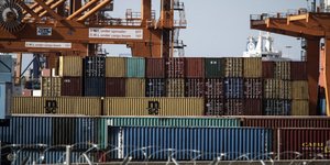 Κοντέινερ στις προβλήτες στο λιμάνι του Πειραιά/Φωτογραφία: Eurokinissi