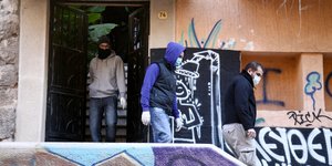 Μετά την επέμβαση της ΕΛ.ΑΣ στο κτίριο της οδού Καλλιδρομίου Φωτογραφία: Intimenews/ΤΖΑΜΑΡΟΣ ΠΑΝΑΓΙΩΤΗΣ