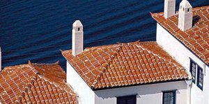 Οι Ελληνες νοικιάζουν τα εξοχικά τους για να ενισχύσουν το οικογενειακό ταμείο -