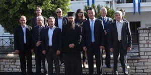Παρέλαση στο Ευηνοχώρι. Δεξιά διακρίνεται ο κ. Ψεύτης / Φωτογραφία: Facebook