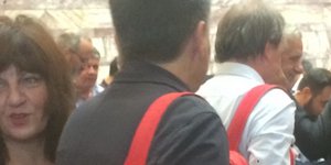 Και ο βουλευτής Χ. Καραγιαννίδης με το ίδιο κόκκινο σακίδιο που φορά ο Ευ.Τσακαλώτος- φωτογραφία iefimerida