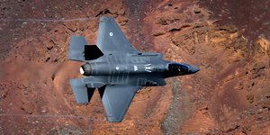 Ενα F-35 της Lockheed Martin διασχίζει το αποκαλούμενο «Star Wars Canyon» στην Καλιφόρνια. (Φωτογραφία: AP)