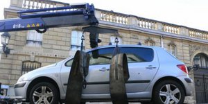 «Ντου» με αυτοκίνητο στο προεδρικό μέγαρο της Γαλλίας -Από διαμαρτυρόμενο ιδιοκτ