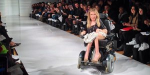 Το μοντέλο που σπάει τα στερεότυπα -Εκανε πασαρέλα με το καροτσάκι της [εικόνες]