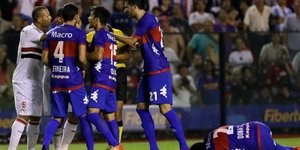 Κέρδισε την αποβολή αντιπάλου προσποιούμενος πως τον χτύπησε [βίντεο]