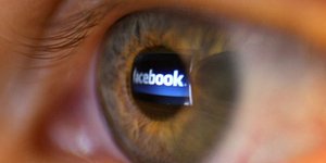 Mέσω Facebook ψάχνει τη δίδυμη αδελφή της 30χρονη Θεσσαλονικιά