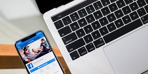 Λάπτοπ και κινητό τηλέφωνο αναπόσπαστα κομμάτια της σύγχρονης ζωής/ Φωτογραφία: Unsplash