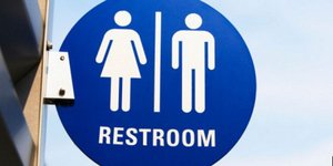 «Με απέλυσαν γιατί φορούσα στη δουλειά ένα ψεύτικο πέος»