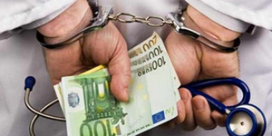 Συνελήφθη γιατρός ωριλά με ταρίφα 2.000 ευρώ για φακελάκι