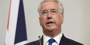 Ο Μάικλ Φάλον υπέβαλε την παραίτησή του στην Τερέζα Μέι (Φωτογραφία: AP/ Leon Neal)