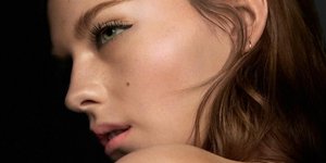 Moντέλο ποζάρει στο φακό/Φωτογραφία: Βurberry