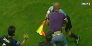 Οπαδός εισέβαλε στο γήπεδο και προσπάθησε να πνίξει τον επόπτη [βίντεο]