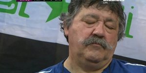 Οπαδός κοιμήθηκε κατά την διάρκεια του αγώνα Γαλλία-Αγγλία [βίντεο]