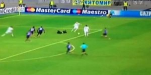 Οπαδός εισέβαλε στο γήπεδο και έκοψε επίθεση της ομάδας του [βίντεο]