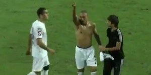 Οπαδός εισέβαλε στο γήπεδο και έκλεψε την φανέλα του σκόρερ [βίντεο]