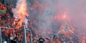 Οπαδός τυλίχτηκε στις φλόγες σε αγώνα ποδοσφαίρου -Παραλίγο να αποβεί μοιραία η