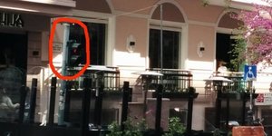 Μόνο στην Ελλάδα: Ιδιοκτήτης καφετέριας περιέφραξε φανάρι ρύθμισης της κυκλοφορί