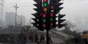 Το πιο τρελό φανάρι του κόσμου-Δεν καταλαβαίνει κανείς τι γίνεται [βίντεο]