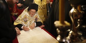 Ο Βαρθολομαίος υπέγραψε τον τόμο παραχώρησης αυτοκεφαλίας/ Φωτογραφία: AP- Emrah Gurel