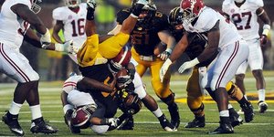 Τον σήκωσε στον αέρα και τον έριξε στο έδαφος με λαβή που θύμισε πάλη [βίντεο]