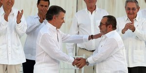 Ο πρόεδρος της Κολομβίας Juan Manuel Santos με τον διοικητή της FARC /AP Photo/Fernando Vergara