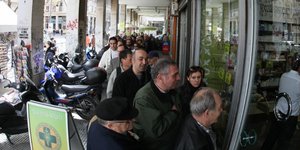 Εικόνα αρχείου από ουρά έξω από φαρμακείο / Φωτογραφία: EUROKINISSI