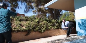 Η πιο φρικιαστική φάρσα: Ανδρας κόβει τον εαυτό του στη μέση και τρομοκρατεί του