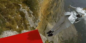 Αυτό θα πει «υψηλή ραπτική» -Αθλητές base jumping πέφτουν στο κενό φορώντας γόβε