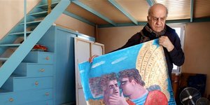 Ο Αλέκος Φασιανός με πίνακά του -Φωτογραφία αρχείου