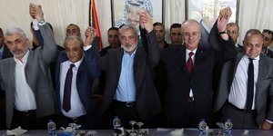 O Παλαιστίνιος πρωθυπουργός Ραμί Χαμντάλα κρατά το χέρι του ηγέτη της Χαμάς στη Γάζα