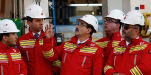 Ο Φατίχ Ντονμέζ (στη μέση) επιθεωρεί το γεωτρύπανο «Πορθητής» / Φωτογραφία: AP Images