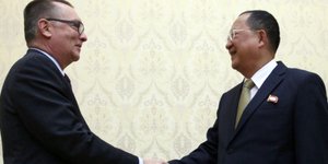 Ο Τζέφρι Φέλτμαν με τον ΥΠΕΞ της Β. Κορέας (Φωτογραφία: AP/ Jon Chol Jin)