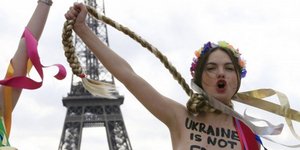 Οι Femen «κρεμάστηκαν» με τις κοτσίδες τους μπροστά από το Πύργο του Αϊφελ -Διαμ