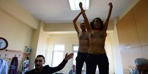 Στις τουρκικές εκλογές οι Femen -Γυμνόστηθες κατά του Ερντογάν στην Κωνσταντινού