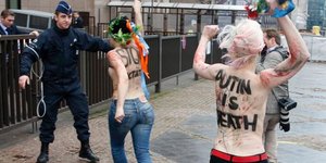 Γυμνόστηθες διαδηλώτριες: «Πούτιν να πας στην κόλαση» [εικόνες]