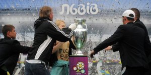 Νέα επίθεση από τις Ουκρανές φεμινίστριες στο τρόπαιο του Euro [βίντεο]