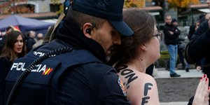Αστυνομικοί απομακρύνουν τις ακτιβίστριες των Femen (Φωτογραφία: ΑΡ/Manu Fernandez)