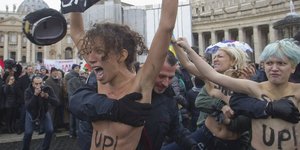 Γυμνόστηθη διαδήλωση κατά τη διάρκεια της προσευχής του Πάπα [εικόνες]