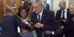 Γυμνόστηθη Femen αποκαλεί «πόρνη του Πούτιν» τον πρόεδρο Ζέμαν