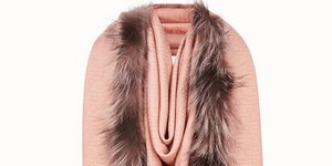 Ροζ κασκόλ (Φωτογραφία: Fendi)