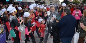 Φωτογραφία: messinialive.gr- O Xρήστος Φερεντίνος στο καλαματιανό καρναβάλι