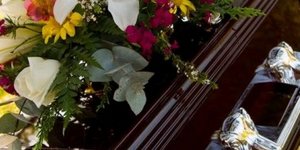 Συγγενείς άνοιξαν το φέρετρο και αντίκρισαν μέσα άλλη νεκρή