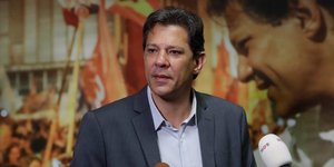 O  υποψήφιος της αριστεράς Φερνάντου Χαντάντ (Φωτογραφία: AP/Andre Penner)