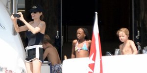 Η Αντζελίνα στο ναυτικό -Ολοι προσοχή μόλις ανέβηκε στο πολεμικό πλοίο η Τζολί [