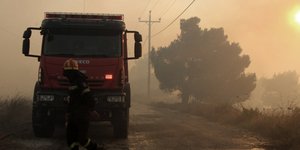 Στιγμιότυπο από τη φωτιά στον Βαρνάβα. ΦΩΤΟΓΡΑΦΙΑ: EUROKINISSI /ΣΩΤΗΡΗΣ ΔΗΜΗΤΡΟΠΟΥΛΟΣ