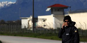 Υπουργείο Δικαιοσύνης: «Επίθεση στρατιωτικού τύπου στις φυλακές Τρικάλων»