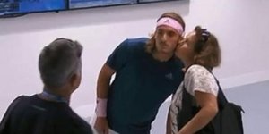 Στέφανος Τσιτσιπάς: Το τρυφερό φιλί της μητέρας του λίγο πριν τον ημιτελικό στο Australian Open