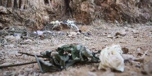 Λουλούδια στο σημείο όπου έχασε τη ζωή του ο 25χρονος Νίκος / Φωτογραφία: Eurokinissi