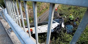 Λεωφορείο συγκρούστηκε με Ι.Χ. και έπεσε από γέφυρα (Φωτογραφία: Twitter)
